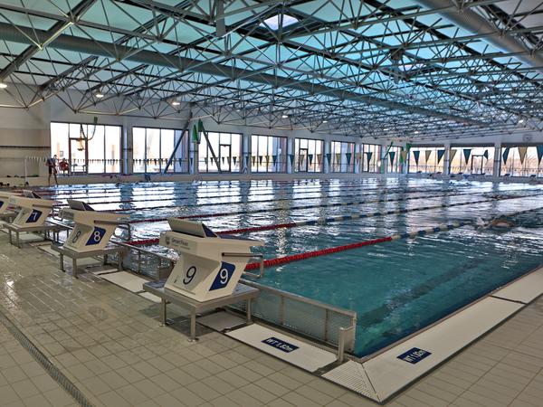 Am Luftschiffhafen stehen den Sportschülern hochmoderne Sportstätten - wie die Schwimmhalle - zur Verfügung.