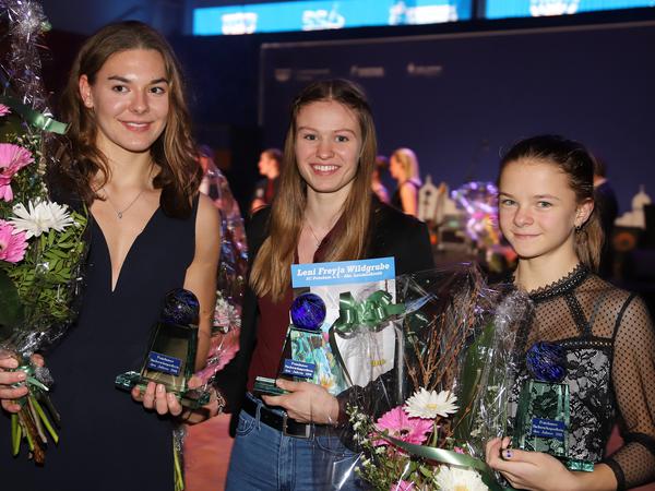 Hannah Blechschmidt, Leni Freyja Wildgrube und Gina Reich (v.l.) erhielten die Ehrung bei den Mädchen. 