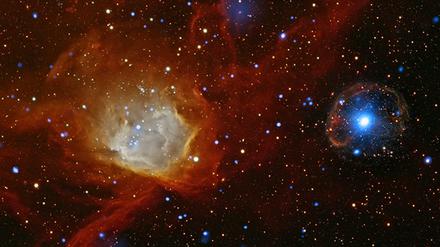 Die Abbildung zeigt den Pulsar SXP 1062 als helles weißes Objekt auf der rechten Seite des Bildes, umgeben von einem diffusen blauen Fleck inmitten einer zarten ringförmigen rötlichen Schale, dem Überrest der Supernova-Explosion. Auf der linken Seite sieht man das spektakuläre Sternentstehungsgebiet NGC 602. Es gehört ebenso wie der Pulsar zur Kleinen Magellanschen Wolke, einer Nachbargalaxie unserer Milchstraße. Die Abbildung ist eine Falschfarben-Kombination aus sichtbarem Licht (rot, gelb) und Röntgenstrahlung (blau, weiß).