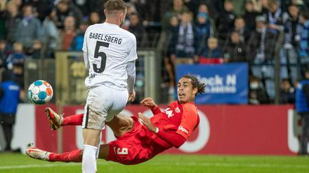 Leipzigs Yussuf Poulsen (r) geht zu Boden im Zweikampf mit Jake Wilton vom SV Babelsberg. 