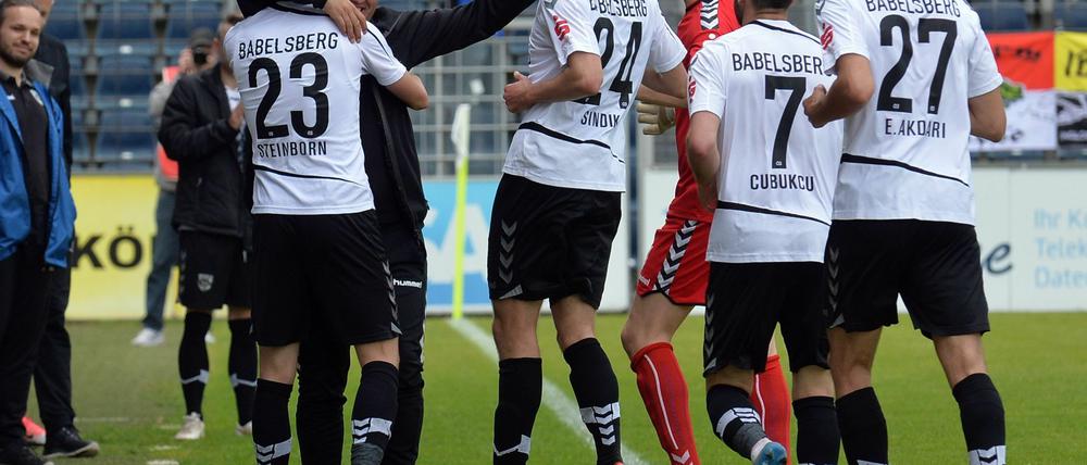 Nach dem 1:0 durch Matthias Steinborn für den SV Babelsberg feierten Spieler und Trainer Cem Efe gemeinsam.