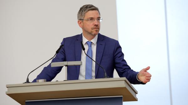 Oberbürgermeister Mike Schubert (SPD) vor den Stadtverordneten.