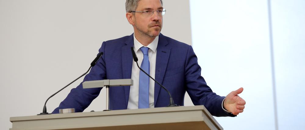 Oberbürgermeister Mike Schubert (SPD) vor den Stadtverordneten.