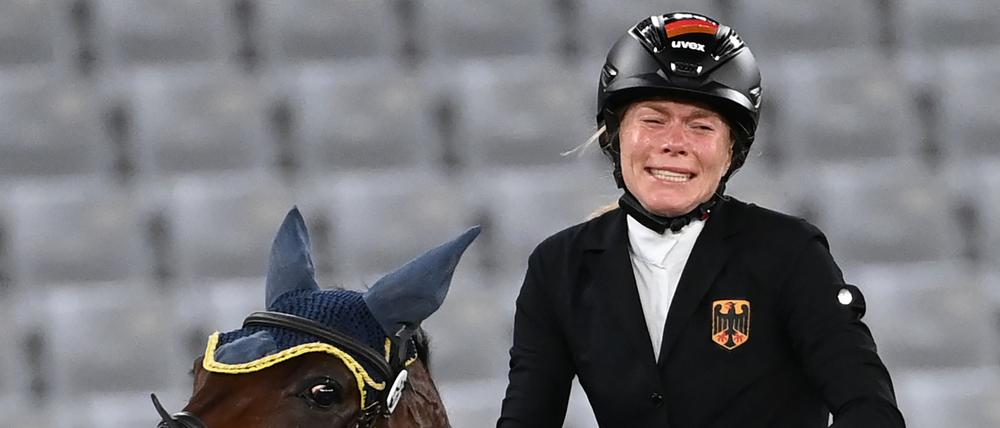Fünfkämpferin Annika Schleu nach ihrer Disqualifikation bei Olympia. Ihr Pferd hatte mehrmals den Sprung verweigert. 