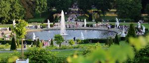 Touristen an der Großen Fontäne im Park Sanssouci in Potsdam