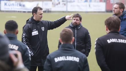 Babelsbergs neuer Trainer Predrag Uzelac (l.) hat weiterhin einen großen Berg Arbeit vor sich. 