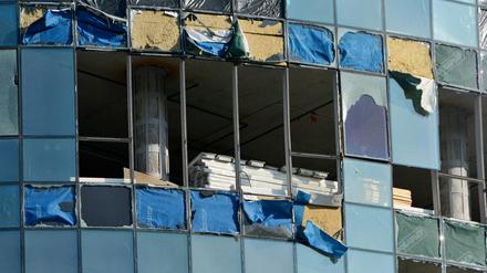Die beschädigte Fassade eines Bürogebäudes in Kiew. Der Krieg tobt seit mehr als 70 Tagen. 