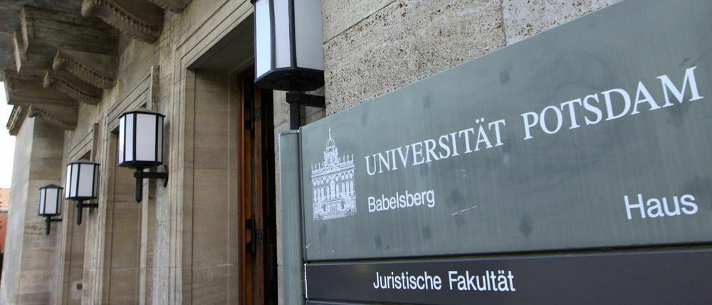 Der Doktorand hat an der Jura- Fakultät der Uni Potsdam promoviert.