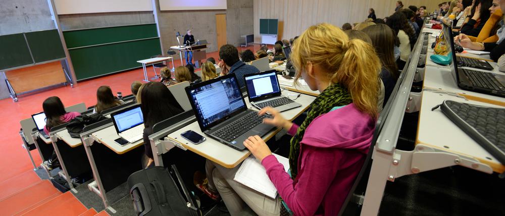 Zwei Drittel der Studierenden überschreiten ihre Regelstudienzeit, was zusätzlich Geld koste, so Wissenschaftsministerin Sabine Kunst.