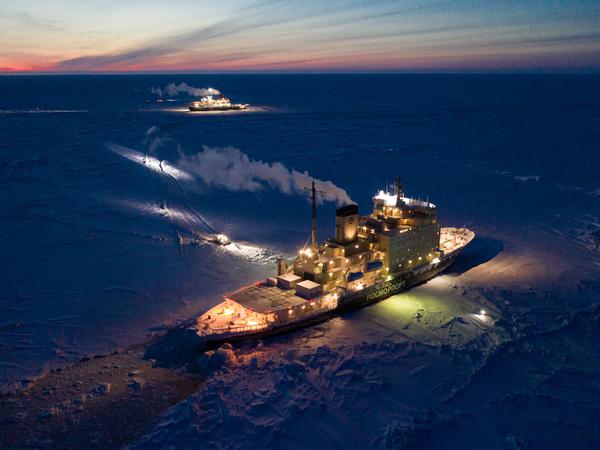 Das Versorgungsschiff  "Kapitan Dranitsyn" (vorne) erreichte im Februar das Forschungsschiff "Polarstern" (im Hintergrund). 