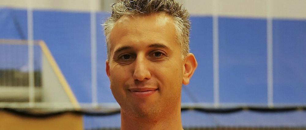 Davide Carli, Cheftrainer der Volleyball-Frauen des SC Potsdam, sieht seine Mannschaft vor einer schweren Aufgabe.