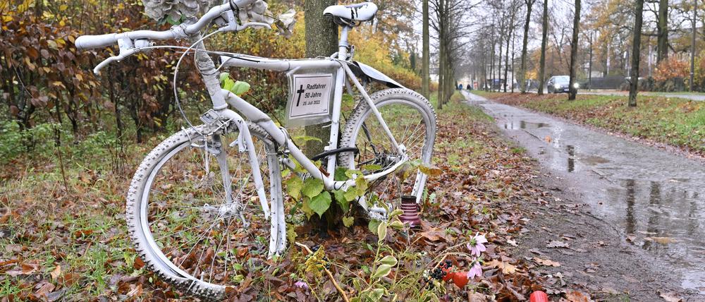 An der Unfallstelle erinnert ein weißes Fahrrad an den verstorbenen Familienvater und Musiker. 