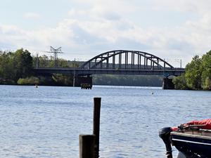 An der Eisenbahnbrücke über den Templiner See entlang könnte die sogenannte Havelspange verlaufen.