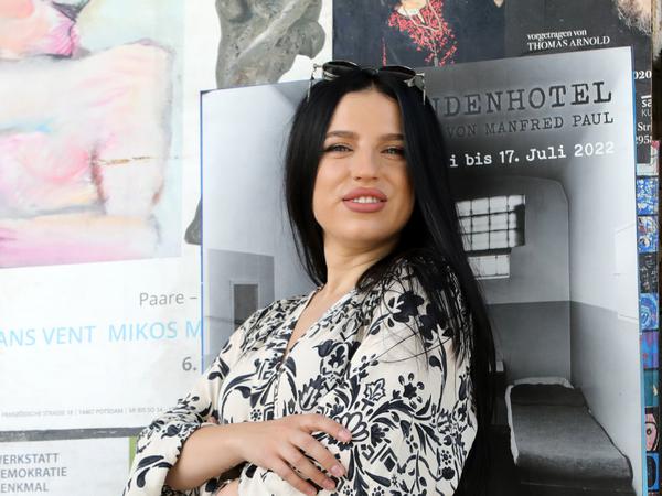 Die ukrainische Künstlerin Anna Moskalets im Hof des Kunsthauses sans titre, wo sie am 19. Juni über ihre Arbeit spricht.