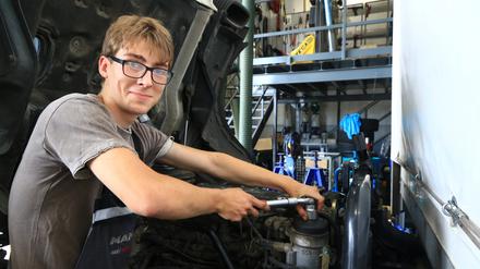Arvid Bauriegel absolviert bei der Potsdamer Firma Bausetra eine Ausbildung zum Mechatroniker für Nutzfahrzeuge.