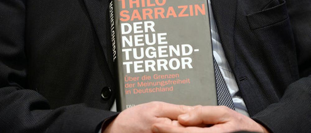 Posieren mit dem Selbstmitleid: Der Autor Thilo Sarrazin verkauft seine Bücher gut - fühlt sich aber von "Tugendterroristen" in seiner Meinungsfreiheit verfolgt.