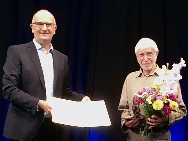 Anfang August überreichte Ministerpräsident Dietmar Woidke dem Grafiker Manfred Butzmann den Ehrenpreis des Ministerpräsidenten für ein Lebenswerk.