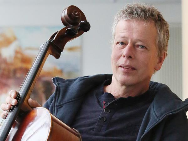 Cellist Christoph Hampe spielte im Berliner Ensemble Oriol, bevor dieses mit dem Potsdamer Persius Ensemble fusionierte und zur KAP wurde.