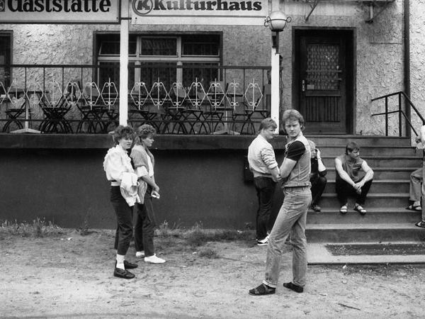 "Vor dem Dorfgasthaus" (1984) in Brandenburg ist dieses Foto entstanden.