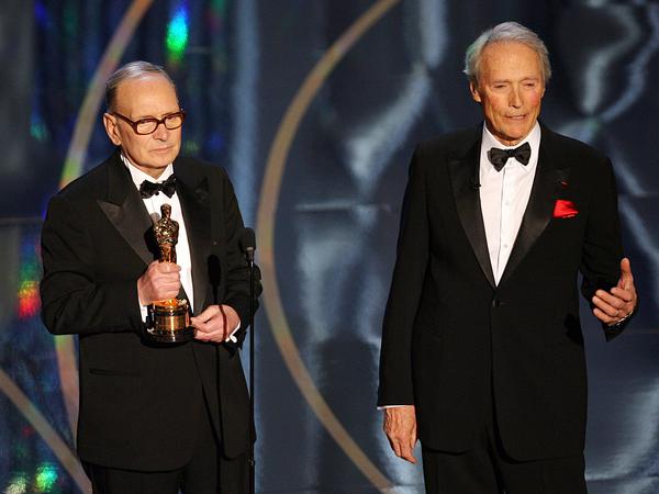 Schauspiele rund Regisseur Clint Eastwood (rechts) übersetzt die Rede von Ennio Morricone als dieser am 25. Februar 2007 den Ehren-Oscar erhält.