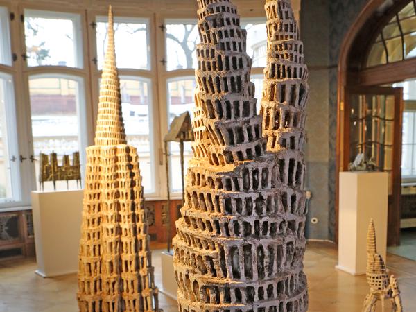 Das Thema Haus wird von den Bildhauern sehr unterschiedlich besetzt. Klaus Hack zeigt zerklüftete Babel-Türme, Werner Pokorny spielt mit klassischen Formen.