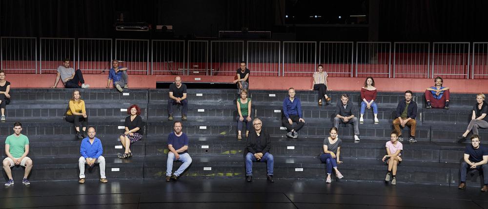 Das Ensemble des Hans Otto Theaters Potsdam bei einem Dreh während des Lockdowns im Juni 2020.