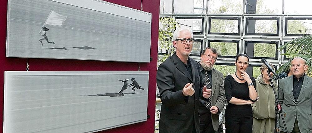 Bei der Eröffnung der Ausstellung: der Künstler Axel Koschies, der HFF-Chef Wiedemann, die, Birgit Koschies und Volker Schlöndorff (v.l.n.r.)