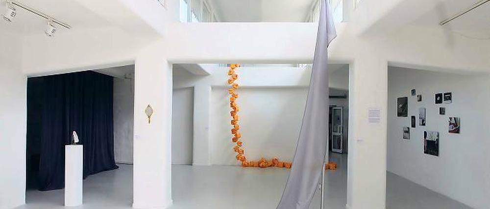 Eine Hommage an die Zeitverschwendung. Nicolas Rossi konstruiert eigenwillige raumgreifende Installationen, wie die zusammengefaltete graue Flagge, die er „Vom Warten auf Farben und auf günstige meteorologische Verhältnisse“ tituliert.