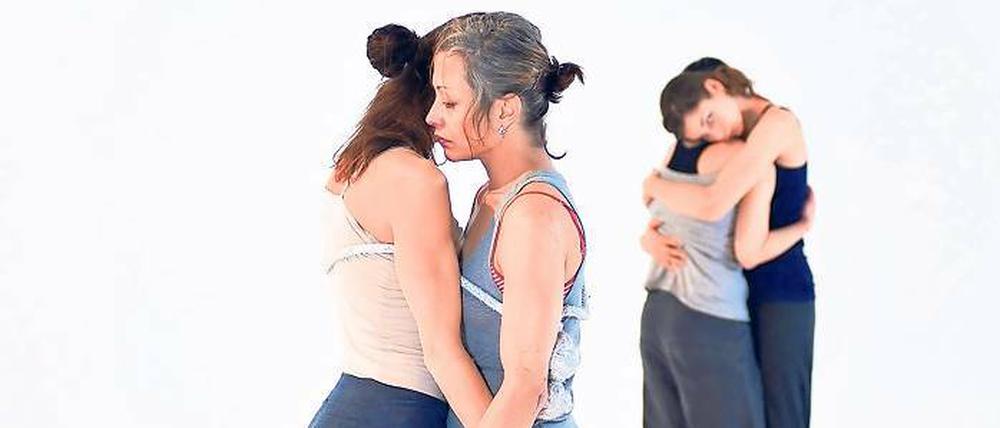 Nähe oder doch nur gemeinsame Verlorenheit? Die vier Tanzakrobatinnen von Cie4, einem interdisziplinären Performance-Kollektiv, erzählen in Performance „Unruhe bewahren“ vom Zustand moderner Weiblichkeit.