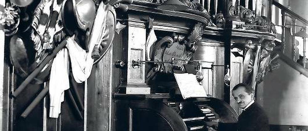 Lieblingsinstrument Orgel. 35 Jahre lang bediente der „Königliche Professor“ Becker die Orgel und das Carillon in der Garnisonkirche, die durch ihn zu einem wichtigen Ort der Kirchenmusik wurde. Bis 1933 war er auch Organist in der Potsdamer Synagoge.