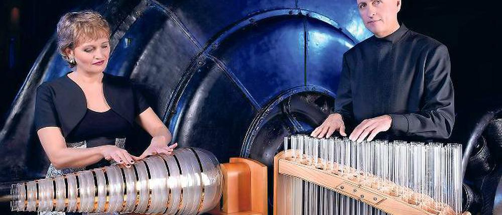 Mit Fingerspitzengefühl. Das renommierte Wiener Glasharmonika-Duo Christa und Gerald Schönfeldinger kam nach Potsdam.