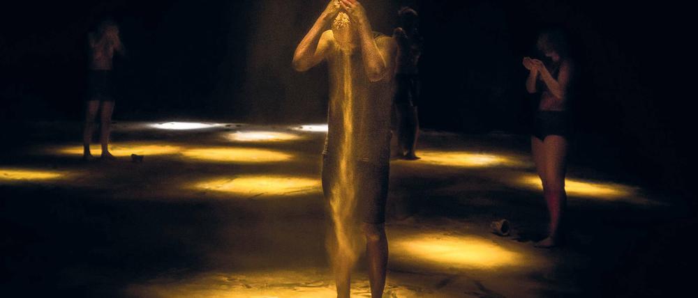 Der andere Goldrausch. Die brasilianische Choreographin Lia Rodrigues lässt in ihrer neuesten Produktion die Tänzer sich mit goldähnlichem Staub berieseln, der aus dem Gewürz Kurkuma besteht.
