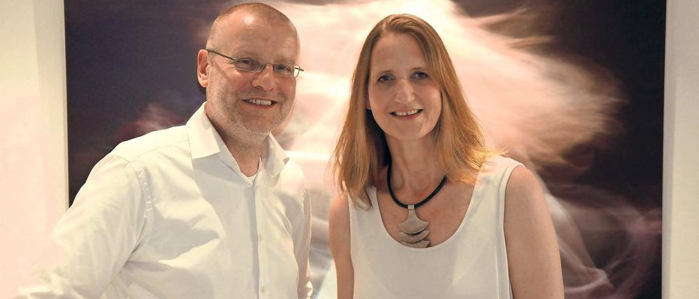Der Galerist und seine Künstlerin. Wolfgang Menke und Corinna Rosteck vor ihrem Werk in der Ausstellung „Lichtspiele“ im Holländischen Viertel.