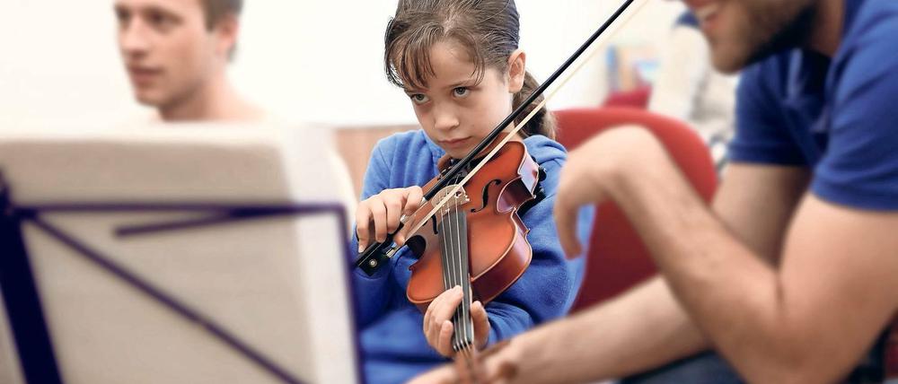 Wie die Profis. Die achtjährige Sara lebt seit Februar mit ihrer Familie in Potsdam, in der Awo-Flüchtlingsunterkunft auf dem Brauhausberg. Zweimal in der Woche musiziert sie mit anderen Kindern auf der Geige. Begleitet wird sie dabei von Musikpädagogen – einige von ihnen sind ebenfalls als Flüchtlinge nach Deutschland gekommen.