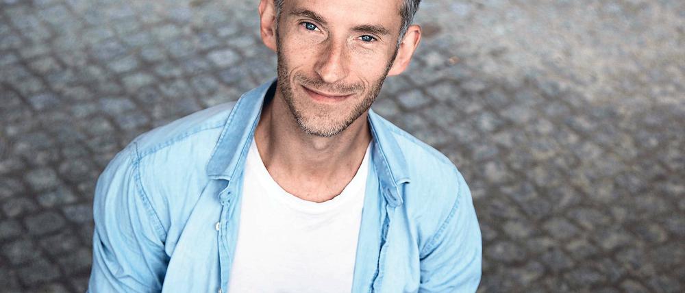 Axel Sichrovsky. Der Schauspieler aus Österreich war von 2012 bis 2014 am Hans Otto Theater engagiert. Er wirkte hier in sieben Inszenierungen mit.