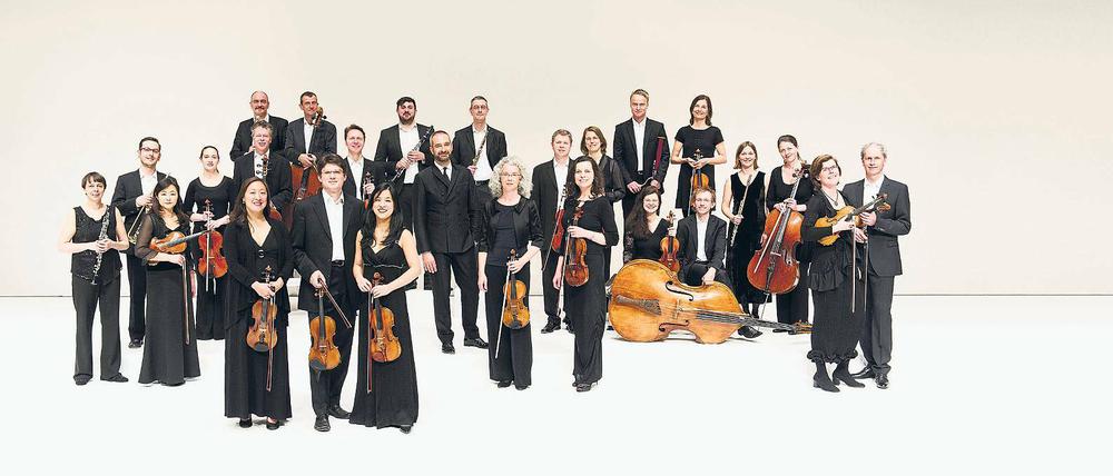 Auf Reisen. Die Kammerakademie Potsdam tourt seit dem 22. Januar durch Europa – allerdings ohne Antonello Manacorda (M.). Stattdessen ist Dirigent Trevor Pinnock dabei.