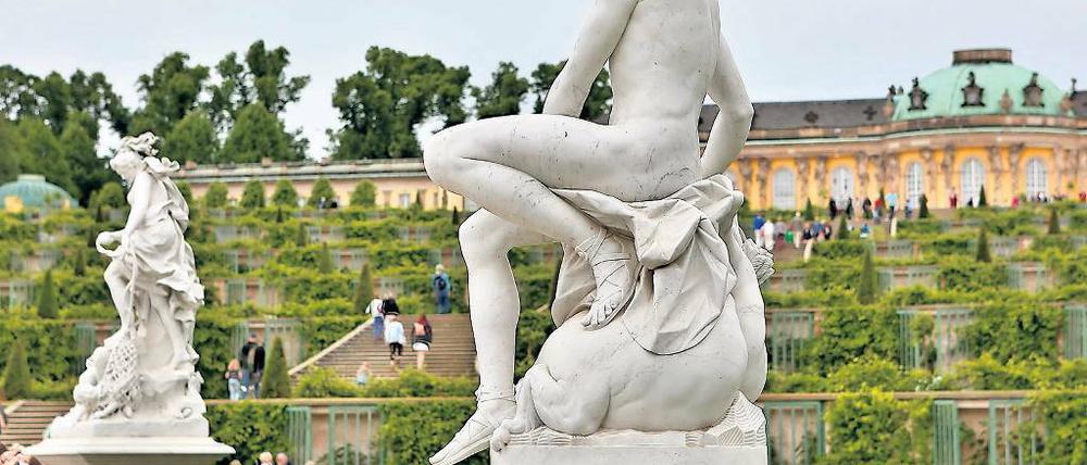 Große Götterversammlung. Seit mehr als 260 Jahren stehen im Park Sanssouci die Skulpturen der Götter und der Allegorien der vier Elemente an der Großen Fontäne im Park Sanssouci. Hier zu sehen Apoll, der Gott der Poesie.