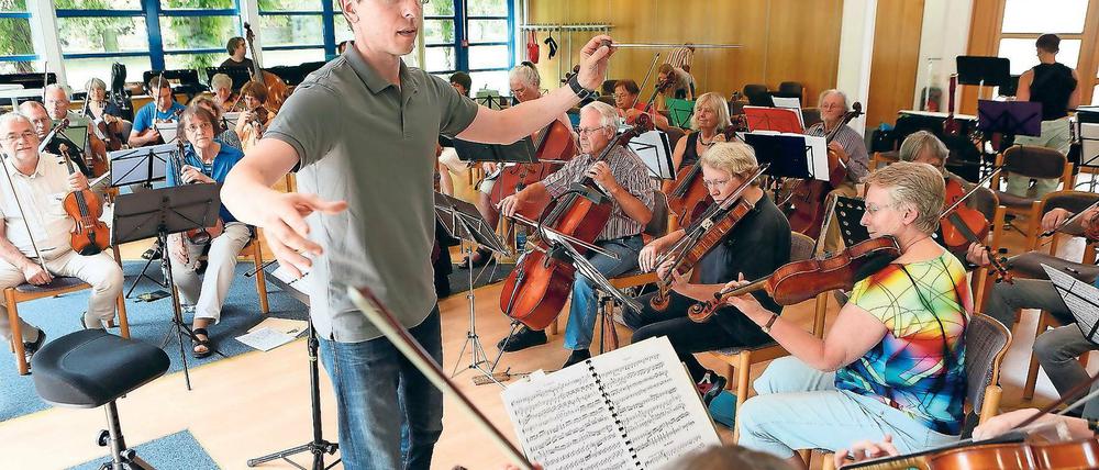 Führt durch die Proben. Matthias Salge ist der musikalische Leiter der Potsdamer Orchesterwoche, in der Laienmusiker jedes Jahr zum gemeinsamen Musizieren auf Hermannswerder zusammenkommen. Das Eingeübte präsentiert das Orchester in vier Konzerten.