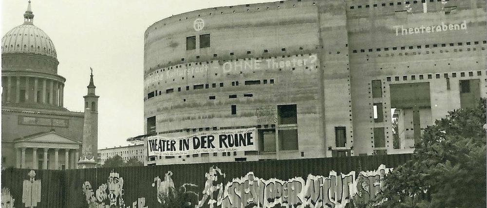 Ruhe in Unfrieden. Der Grundstein für den Theaterrohbau des Hans Otto Theaters am Alten Markt war im September 1989 gelegt worden – der durch die Stadtverordneten beschlossene Abriss erfolgte trotz Protesten bereits 1991. Danach gab es hier 14 Jahre lang Theater im Provisorium: in der „Blechbüchse“.
