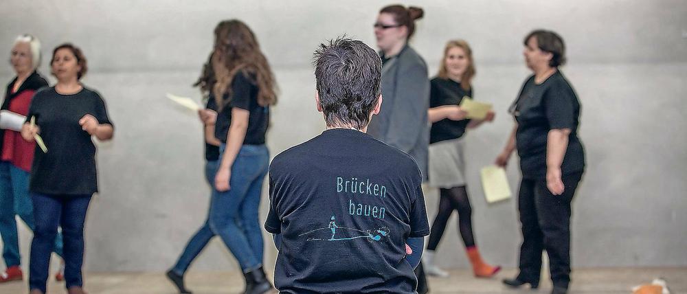 Einfach nur laufen. Bei dem von der Robert-Bosch-Stiftung geförderten Projekt sollen theaterinteressierte Flüchtlinge und Potsdamer zusammen improvisieren und grundsätzliche Techniken erlernen.