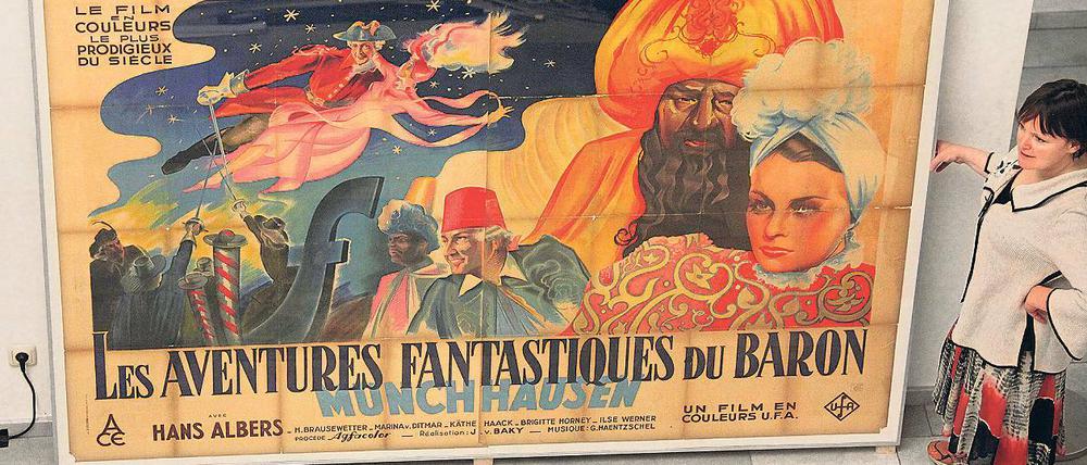 Träumerisch phantastisch. Ein französisches Kinoplakat zeigt „Münchhausen“ als fantasievollen Abenteuerfilm mit einem romantischen Helden.