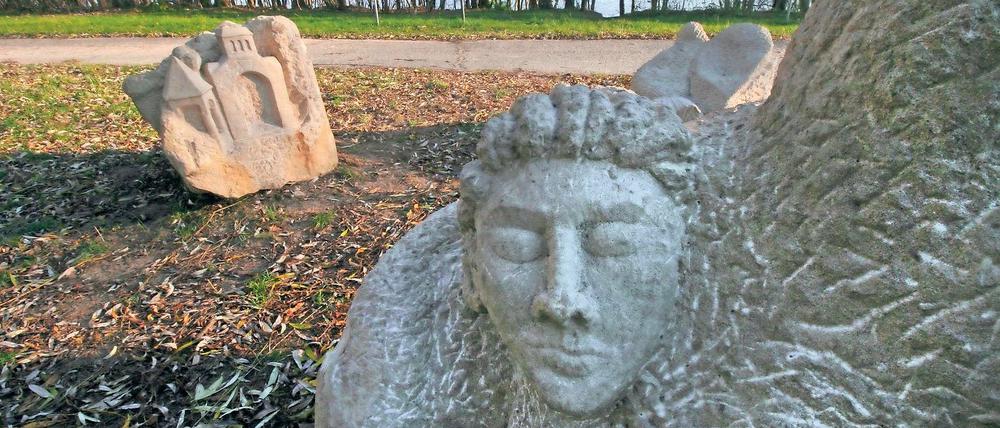 Vieler Hände Arbeit. Auf die Initiative von Bildhauerin Birgit Cauer hin machten rund 20 Menschen aus drei Steinblöcken am See in Groß Glienicke figürliche Skulpturen. Einige der Beteiligten hoffen, dass das nur der Anfang ist – für einen Pfad um den ganzen See.