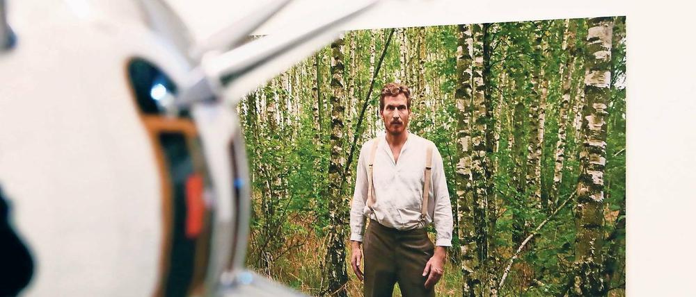 Reflexive Meditation. Das Foto eines Mannes im Wald von Menno Veldhuis ist ein Nachdenken des Künstlers über seine holländische Heimat – und die Rolle des ostentativ männlichen, naturverbundenen Malers.