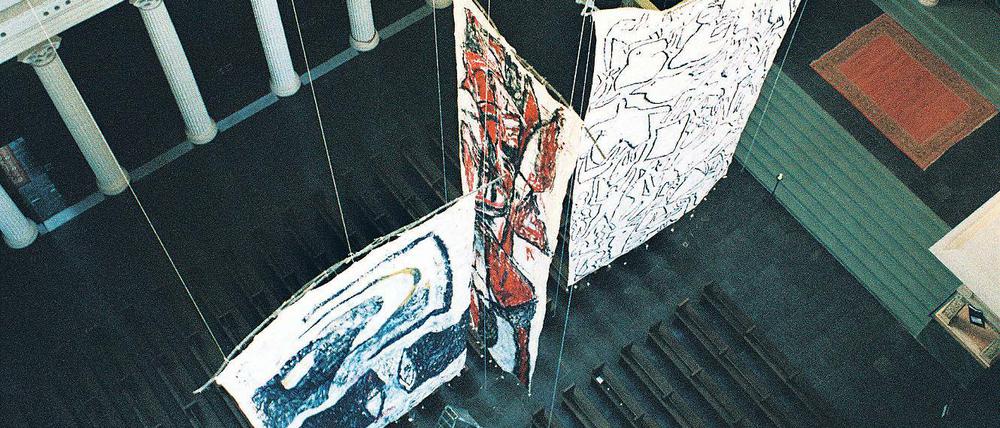 Innovativ und mutig. 1985 fand in der Potsdamer Nikolaikirche ein Friedensfest statt, ein großes Kunstereignis. Unter der Kuppel hingen Manifeste einer Kunst, die sich dem Dogma des sozialistischen Realismus widersetzten. Der Potsdamer Kunstverein hat jüngst eine Publikation vorgelegt, die die Kunstaktion erstmals dokumentiert.