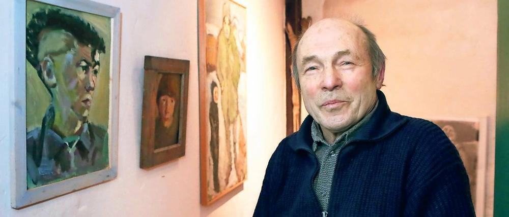 Zwiesprache. Eberhard Trodler malte immer wieder auch seine Familie. Von seinem verstorbenen Sohn Steffen hängen zwei Porträts in der Ausstellung im Café Matschke. Auf einem ist er 1989 als Punk zu sehen, damals 20-jährig.