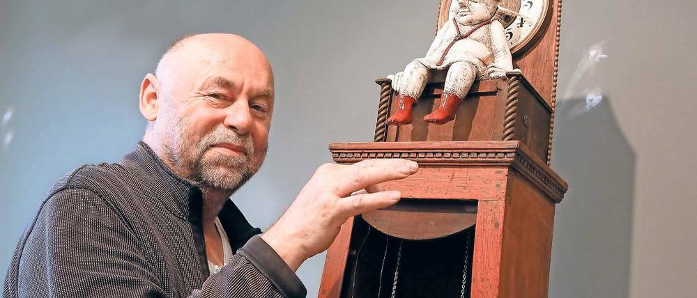 Männerfreundschaft. „Der König macht Pause“ heißt die Skulptur, bei der ein erschöpfter Monarch auf dem Uhrkasten ausruht – eine von vielen neuen Sperl-Spezies, zu sehen ab heute in der neuen Ausstellung des Potsdamer Künstlers Rainer Sperl.
