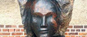 Eine namenlose Gesichtsskulptur von Norbert Müller.