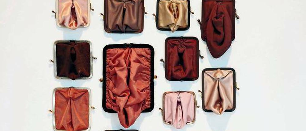 Symbolträchtig. Suzanna Scott hat Portemonnaies zu Vulven geformt. Mit ihren „Coin Cunts“ von 2015 will sie das weibliche Geschlecht aufwerten.