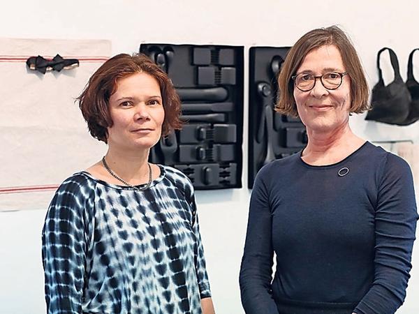 Malerin und Vorstandsmitglied Ilka Raupach (links) und Künstlerin Jutta Pelz. 