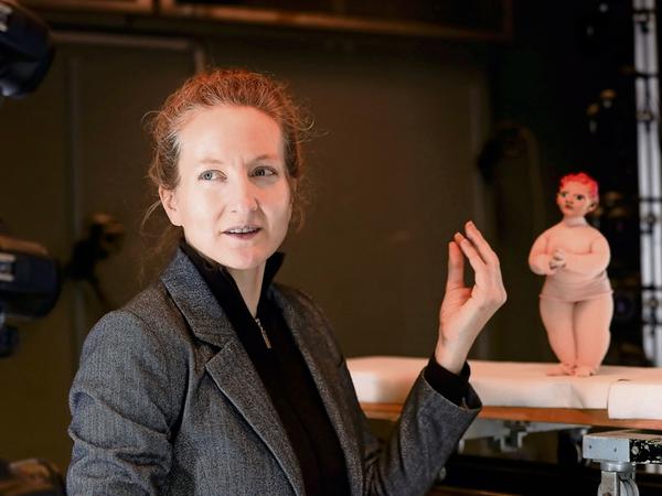 Julia Dufek erklärt in ihrem Labor in der Filmuniversität Babelsberg, warum Stop-Motion-Puppen wie Pomona (Figur rechts) oft nur vier Finger haben.